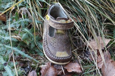 Kinderschuh im Gras